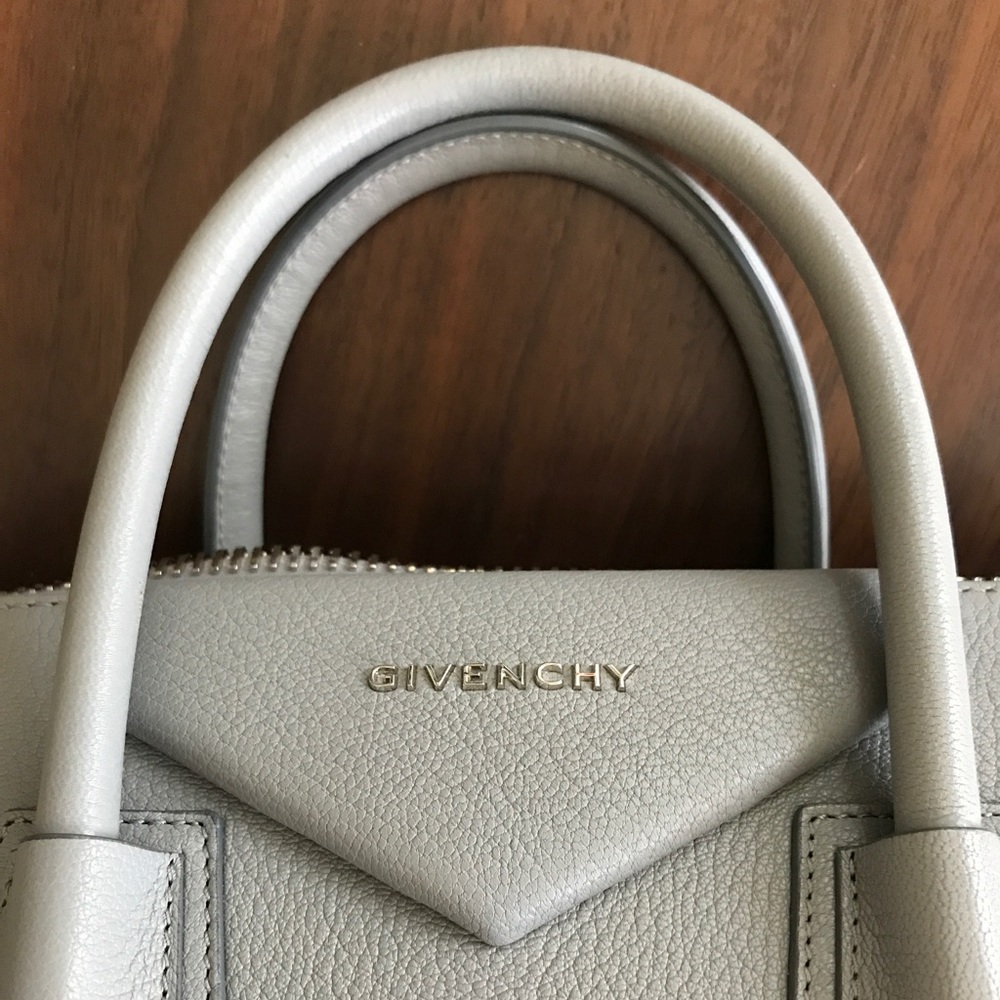 Givenchy Pearl Gray Medium Antigona bag. - Picture 2 of 5